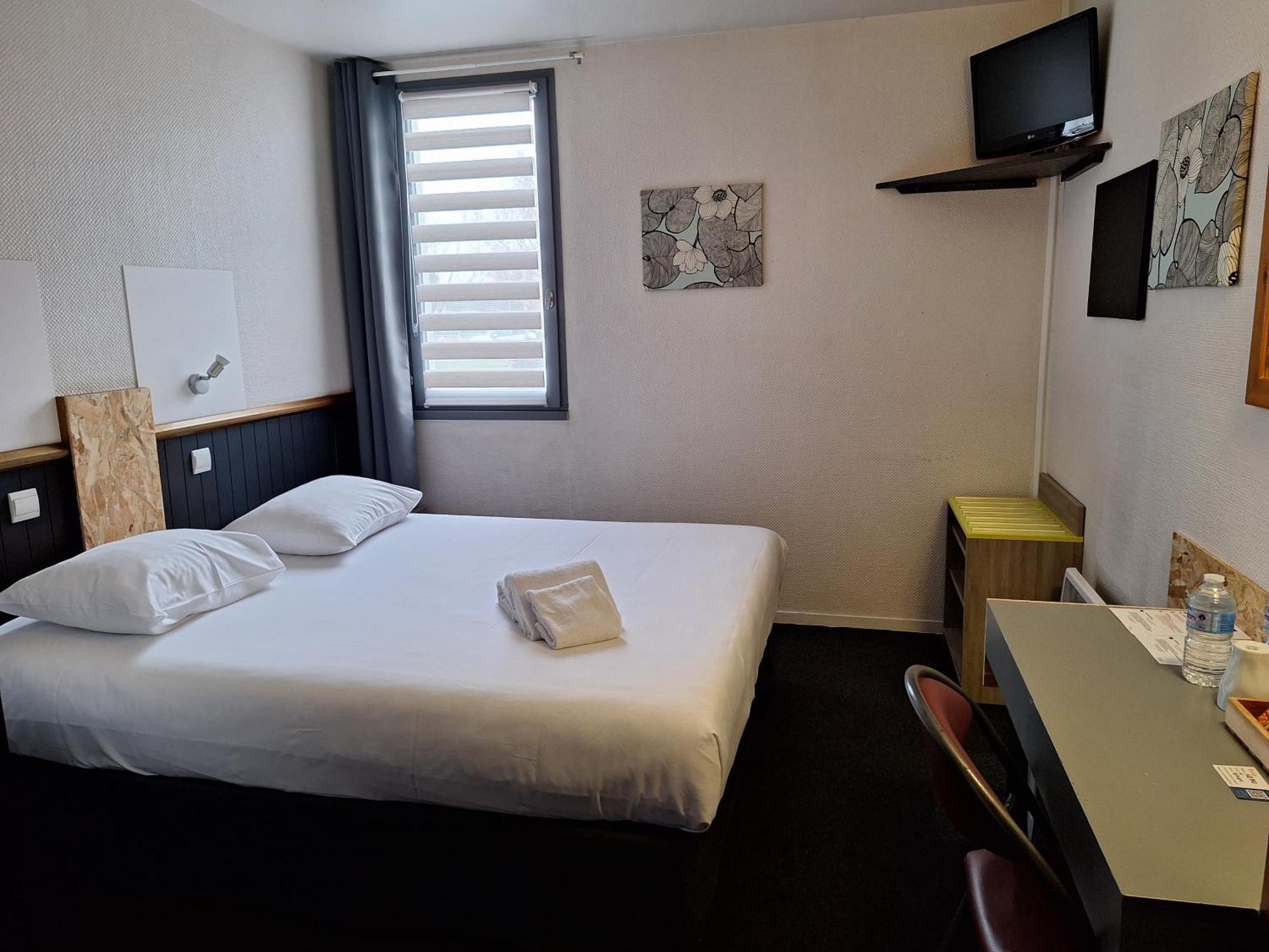 Escale Kennedy Hotel Merignac  Bagian luar foto