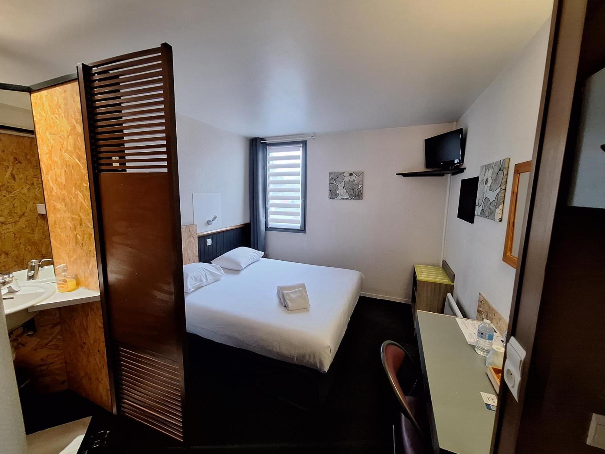 Escale Kennedy Hotel Merignac  Bagian luar foto