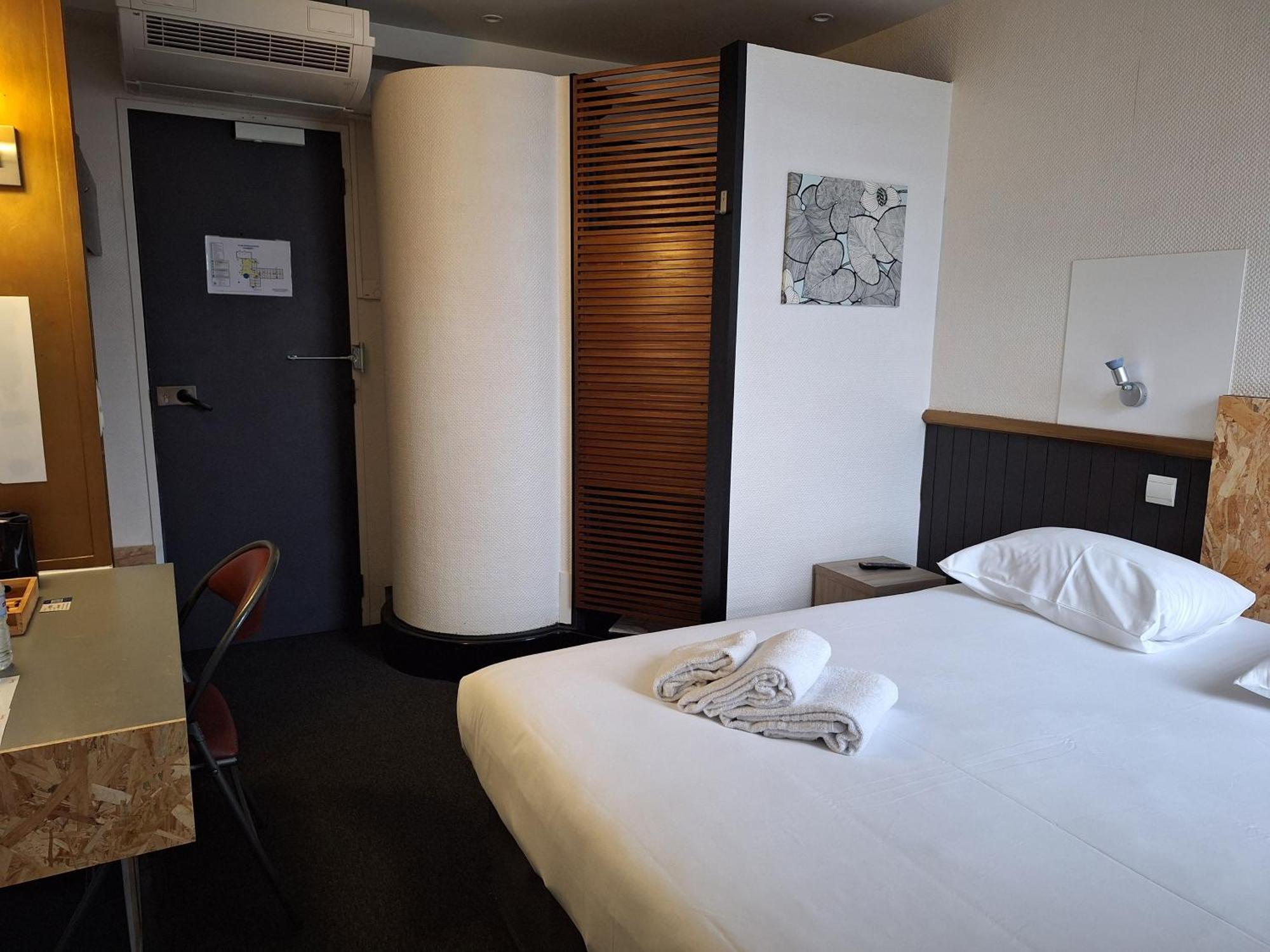 Escale Kennedy Hotel Merignac  Bagian luar foto