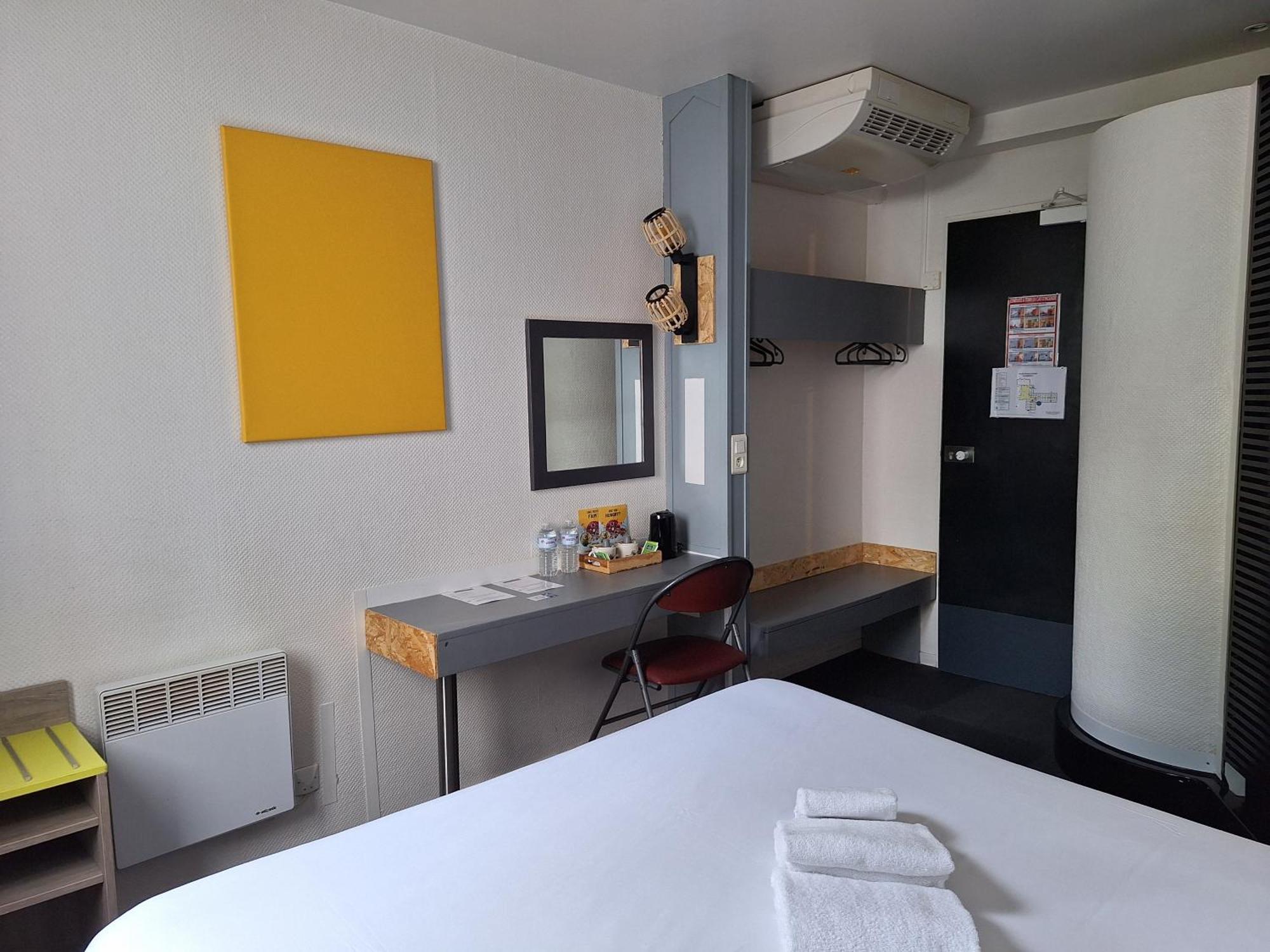 Escale Kennedy Hotel Merignac  Bagian luar foto
