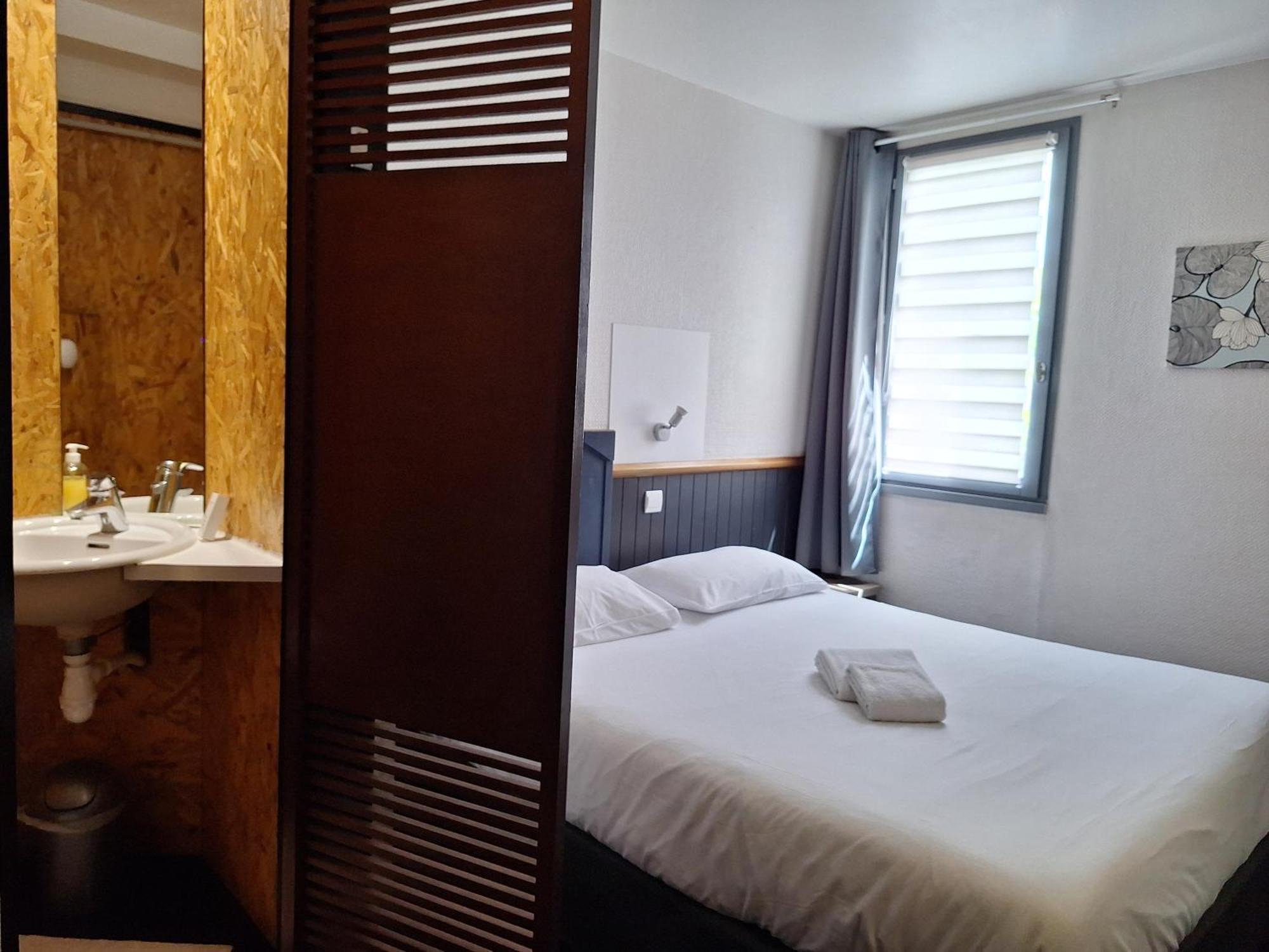 Escale Kennedy Hotel Merignac  Bagian luar foto