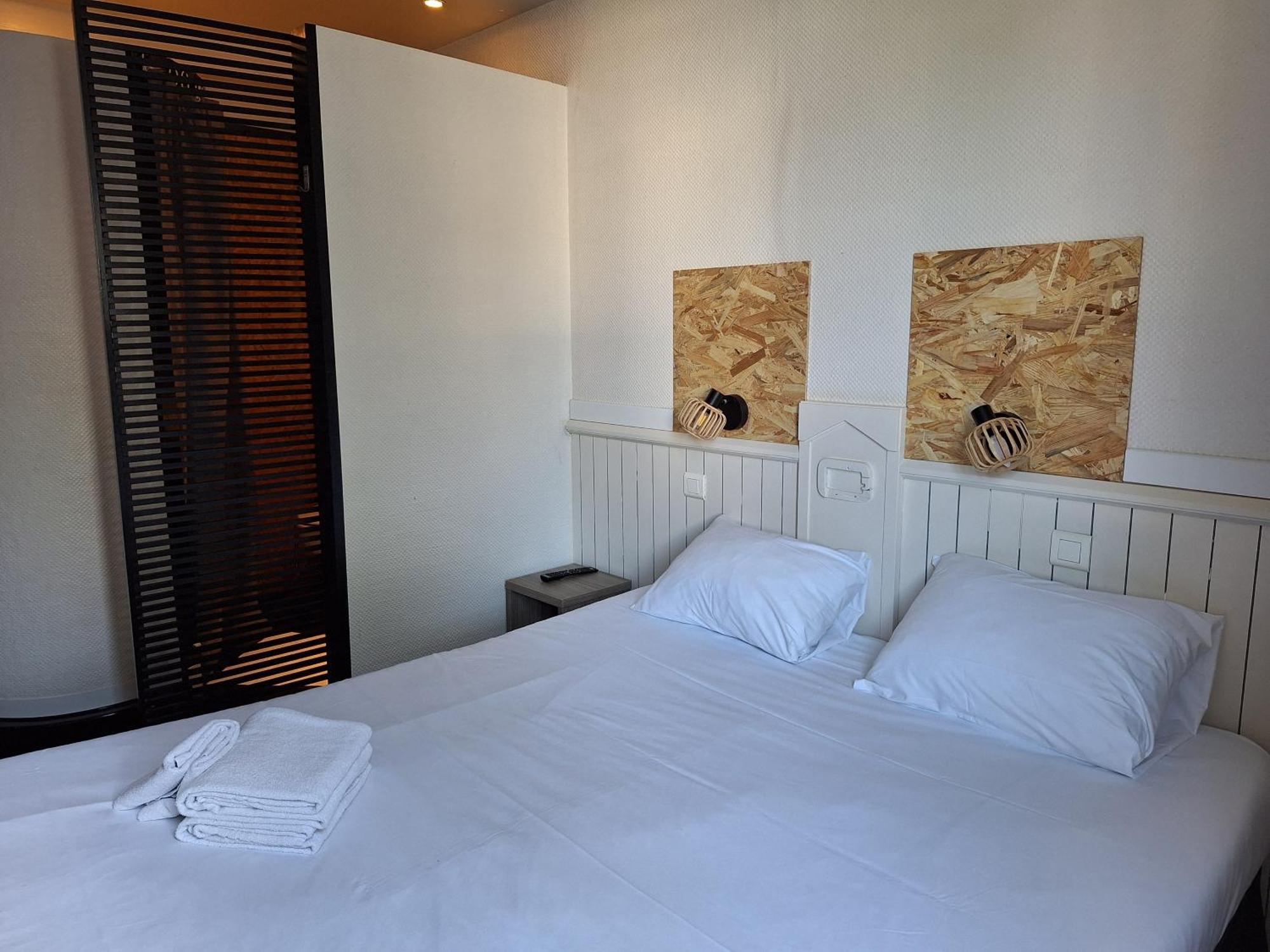 Escale Kennedy Hotel Merignac  Bagian luar foto