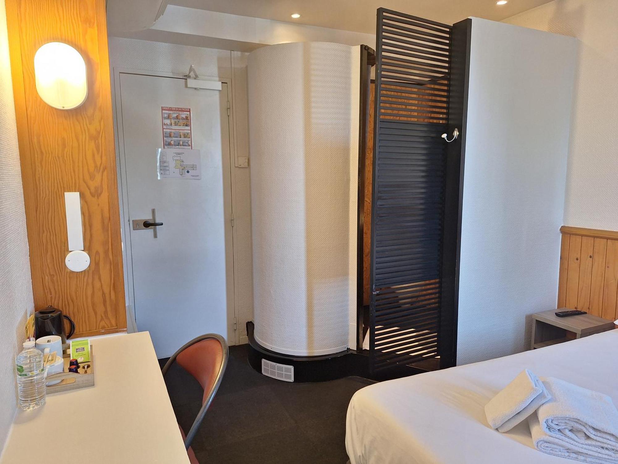 Escale Kennedy Hotel Merignac  Bagian luar foto