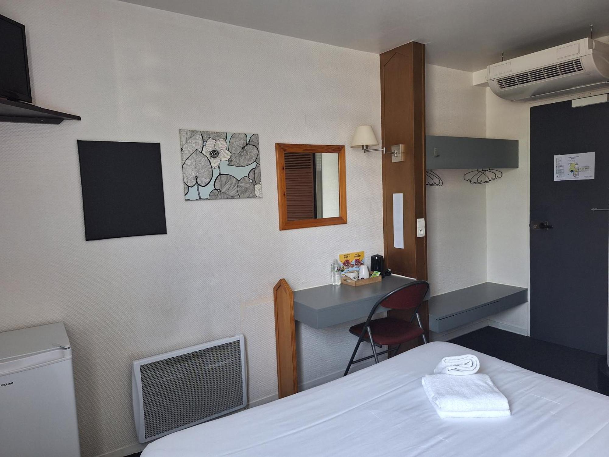 Escale Kennedy Hotel Merignac  Bagian luar foto