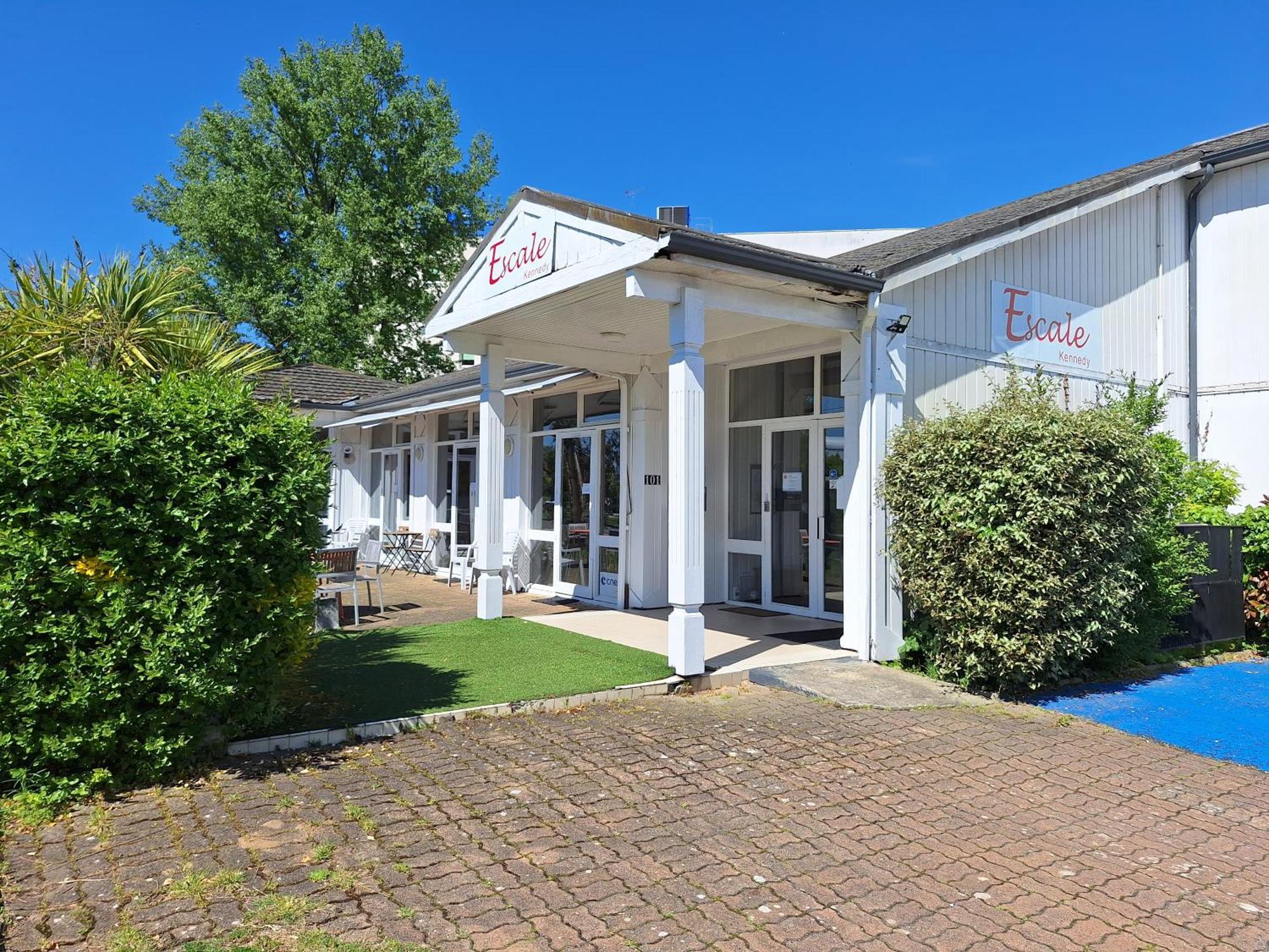 Escale Kennedy Hotel Merignac  Bagian luar foto