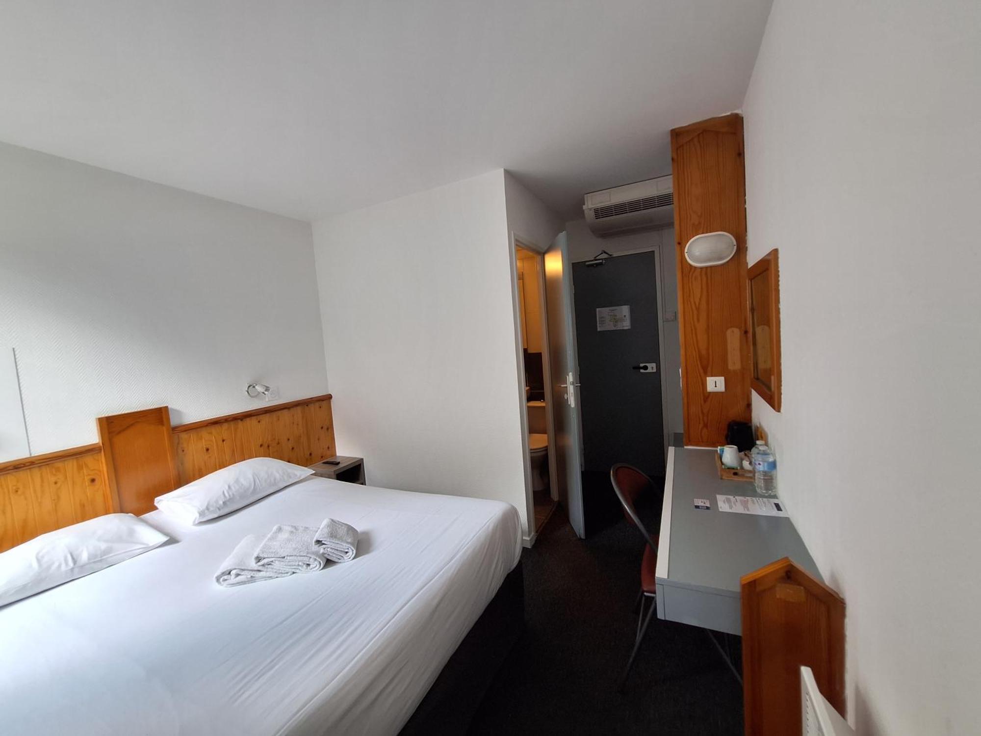 Escale Kennedy Hotel Merignac  Bagian luar foto
