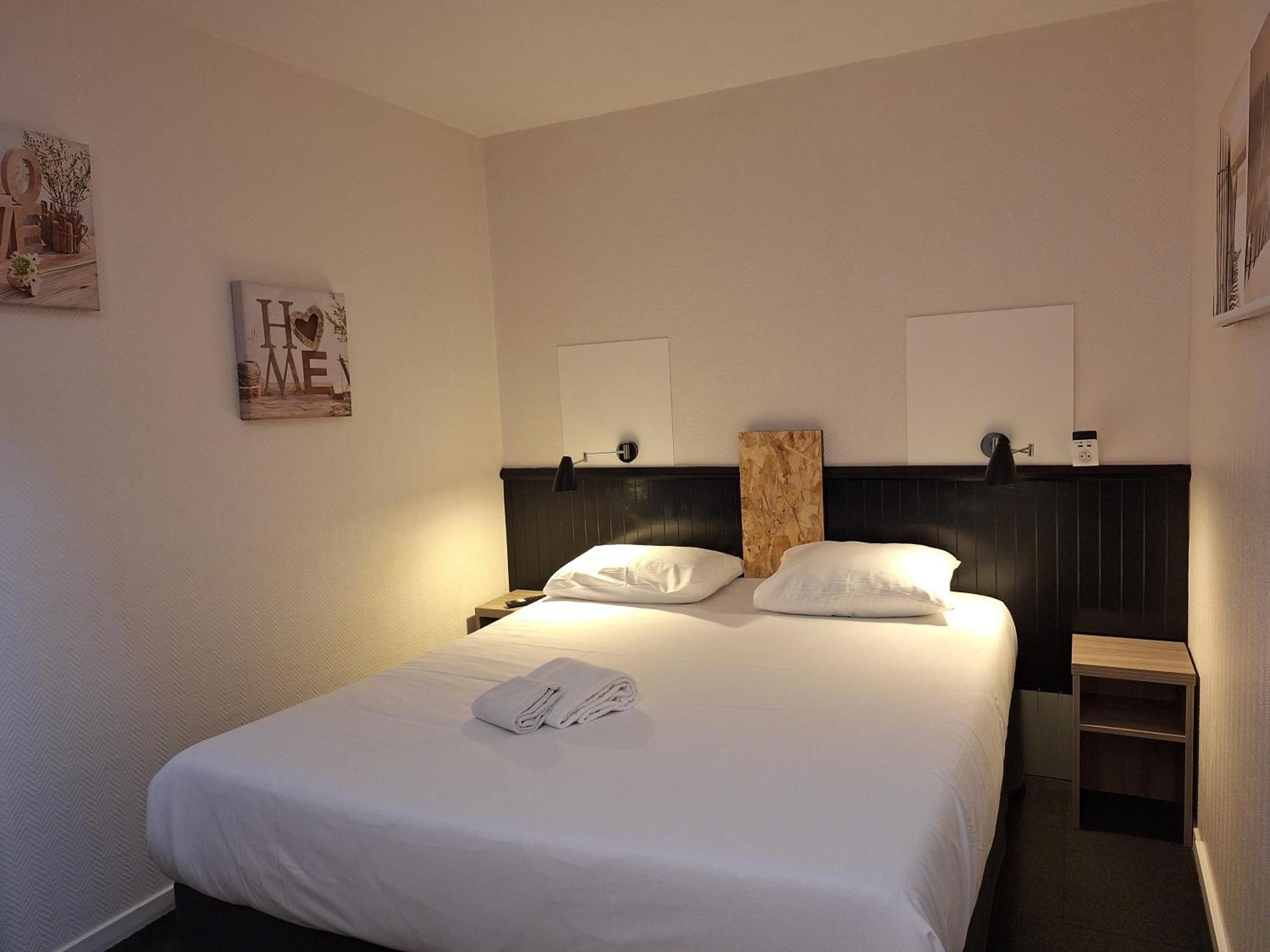 Escale Kennedy Hotel Merignac  Bagian luar foto