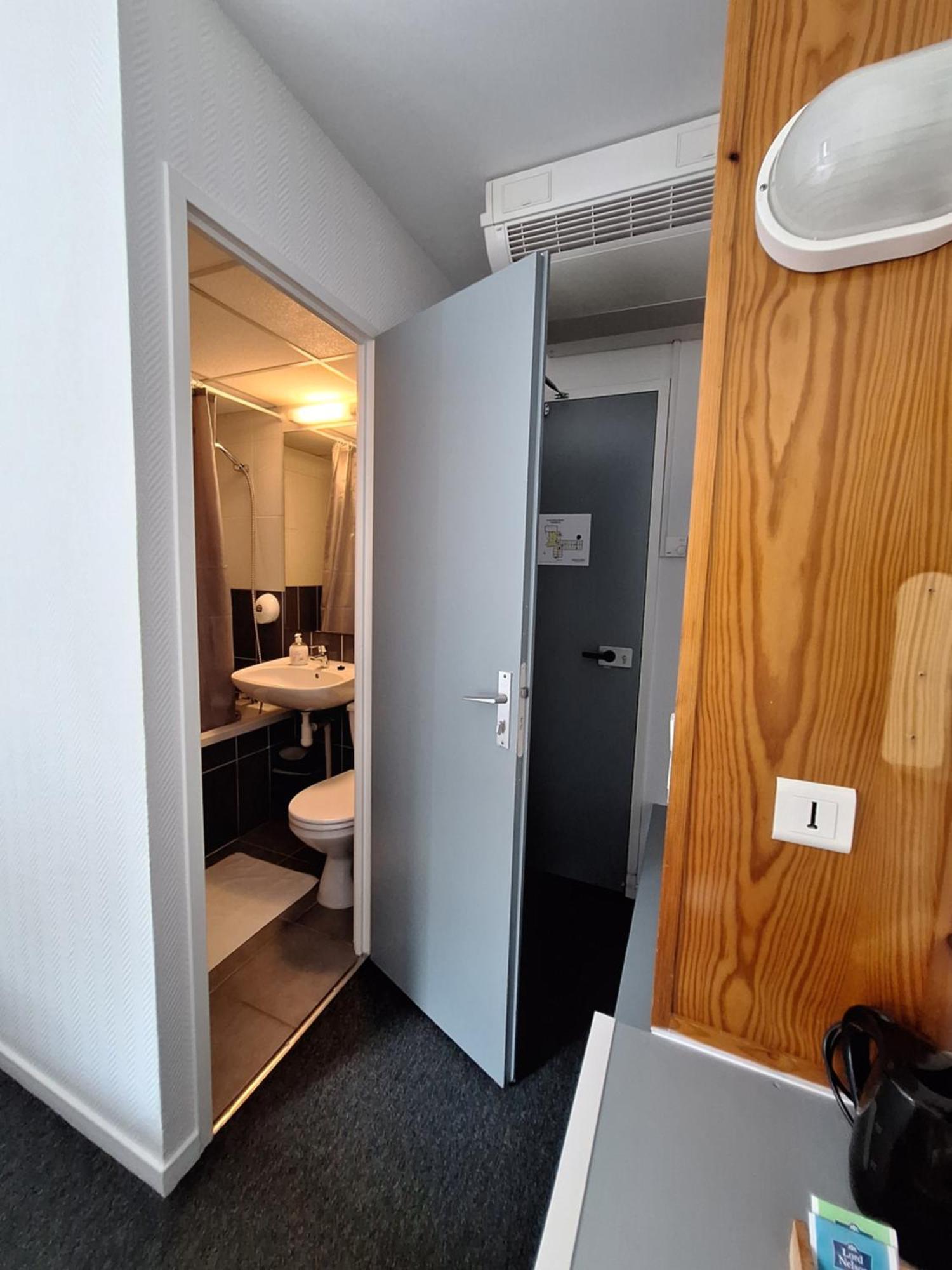 Escale Kennedy Hotel Merignac  Bagian luar foto