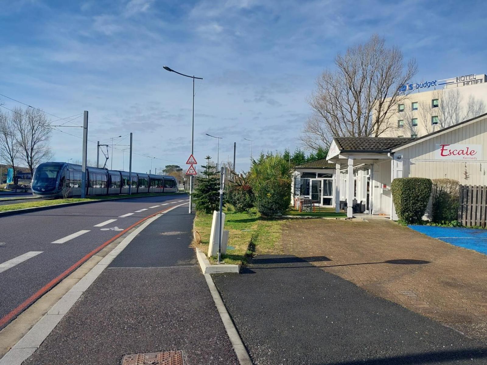Escale Kennedy Hotel Merignac  Bagian luar foto