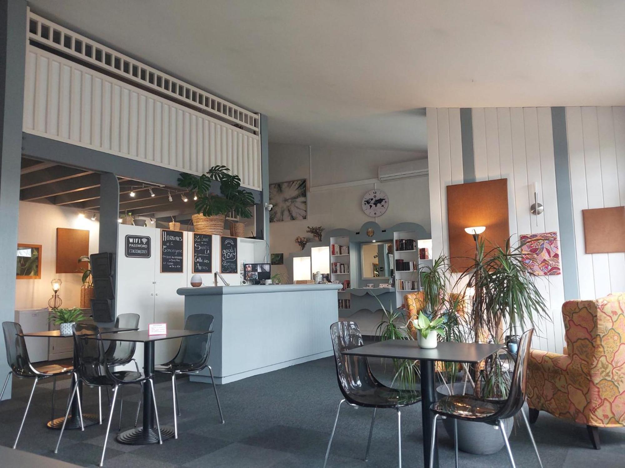 Escale Kennedy Hotel Merignac  Bagian luar foto
