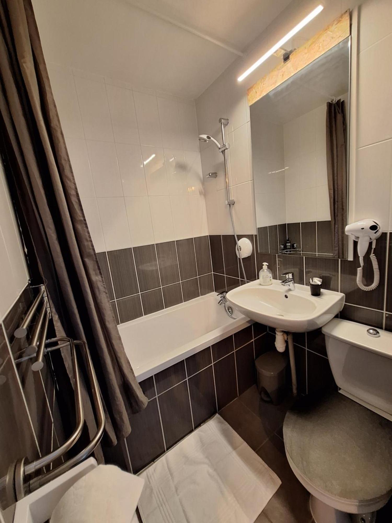 Escale Kennedy Hotel Merignac  Bagian luar foto