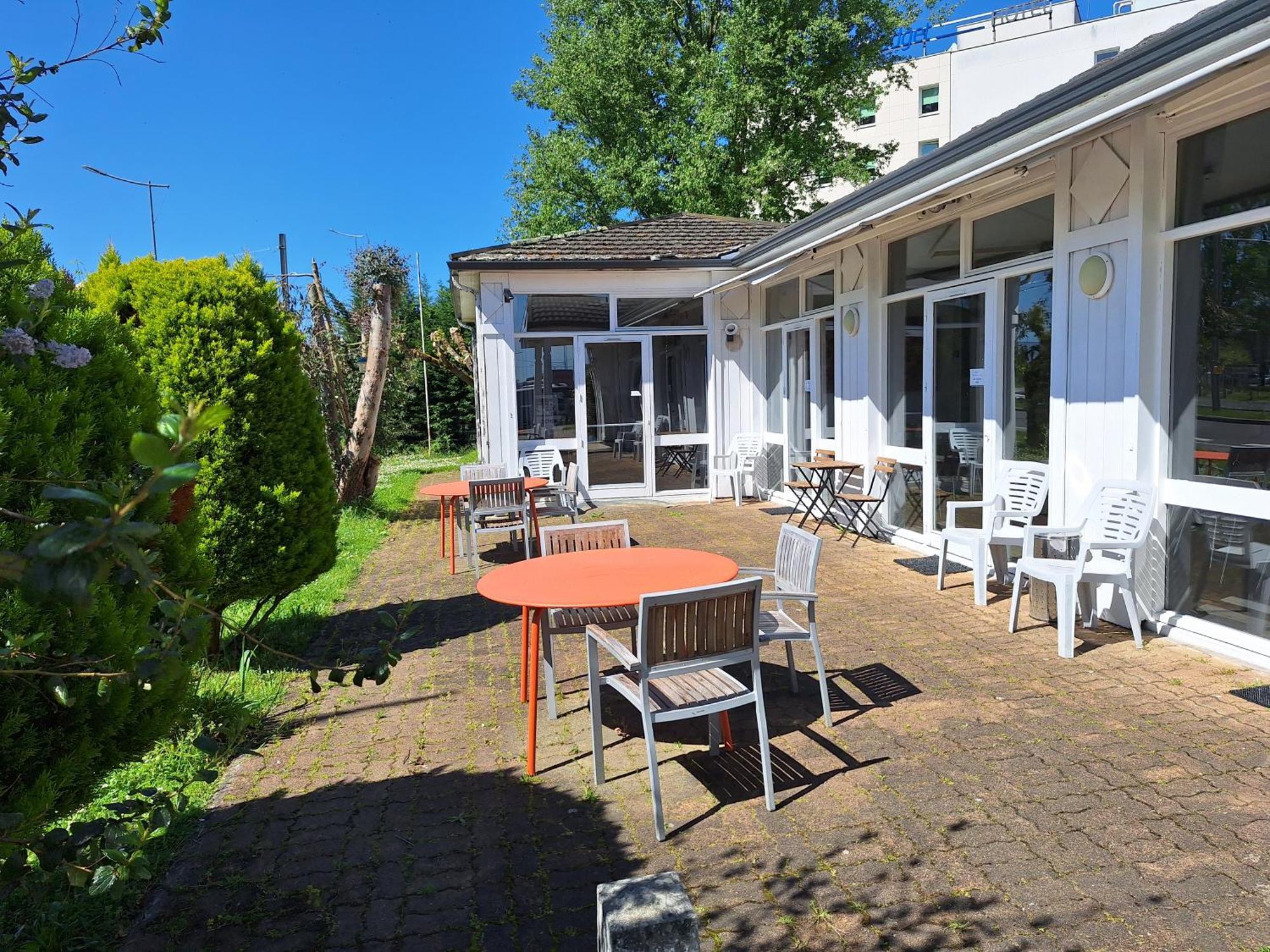 Escale Kennedy Hotel Merignac  Bagian luar foto